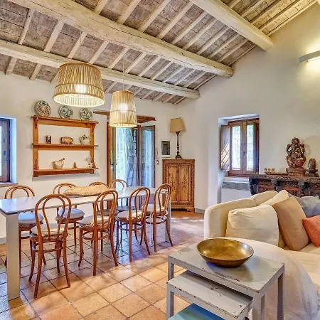 Enchanting Villa With Swimming Pool And Jacuzzi Overlooking The Lake