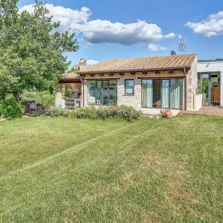 ヴィラ Enchanting Villa With Swimming Pool And Jacuzzi Overlooking The Lake ナルニ
