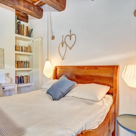 ヴィラ Enchanting Villa With Swimming Pool And Jacuzzi Overlooking The Lake
