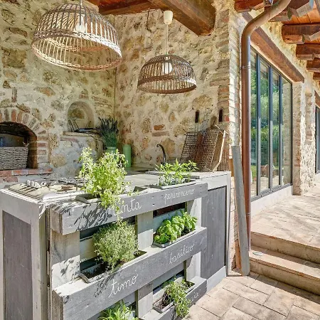 Enchanting Villa With Swimming Pool And Jacuzzi Overlooking The Lake