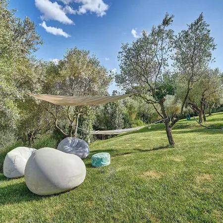 Enchanting Villa With Swimming Pool And Jacuzzi Overlooking The Lake