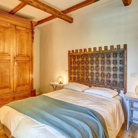 Enchanting Villa With Swimming Pool And Jacuzzi Overlooking The Lake