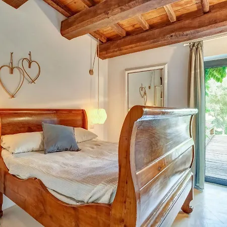 ヴィラ Enchanting Villa With Swimming Pool And Jacuzzi Overlooking The Lake *