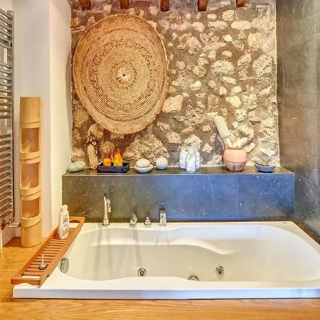 Enchanting Villa With Swimming Pool And Jacuzzi Overlooking The Lake ヴィラ *