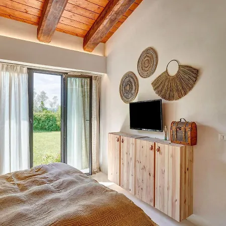 Villa Enchanting Villa With Swimming Pool And Jacuzzi Overlooking The Lake *