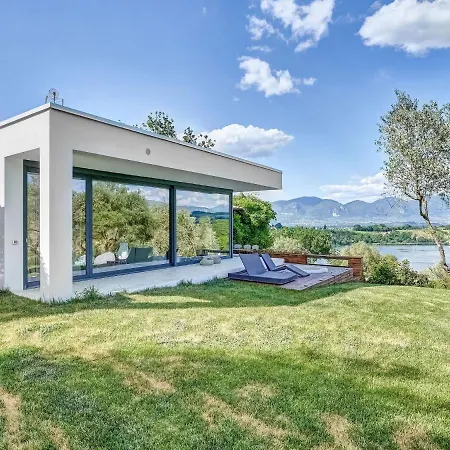 Enchanting Villa With Swimming Pool And Jacuzzi Overlooking The Lake *