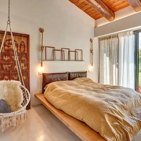 Enchanting Villa With Swimming Pool And Jacuzzi Overlooking The Lake